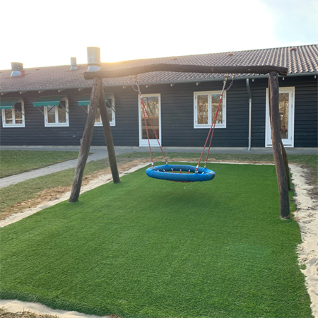 Billede fra Børnehuset Bakkebo i Aabenraa, hvor der er monteret GreenPlay faldunderlag fra HeveaMats under deres fugleredegynge